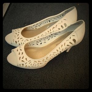 Peep toe size 8 white